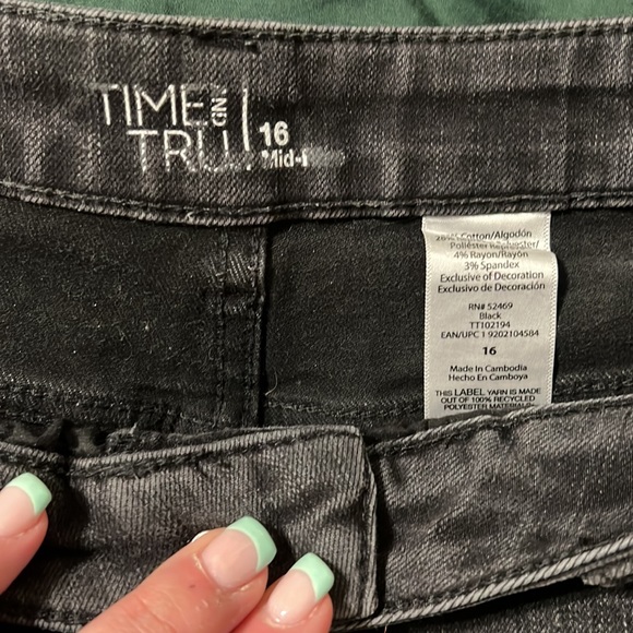 Size 16 cuffed black denim Time and Tru mini shorts - Picture 2 of 3